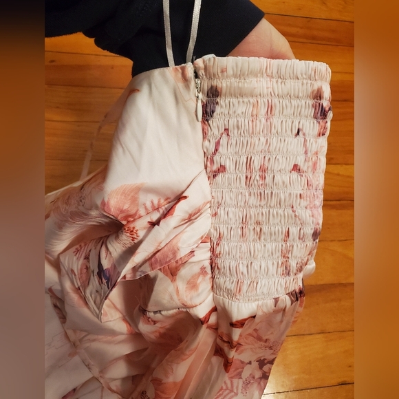 NWOT Guess floral satin jumpsuit. Faux wrap. Tie around neck. Wide leg. Size S. - Picture 11 of 16